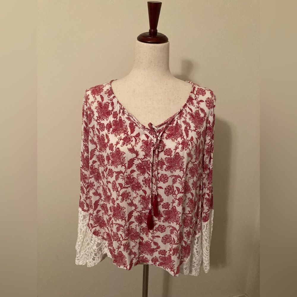 Umgee Women’s Top with lace cuffs. Size M